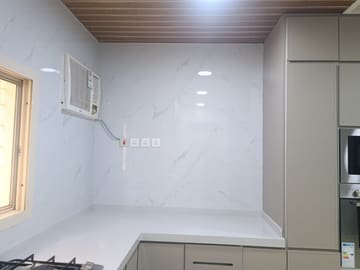 زاوية مطبخ بجدران مكسوة ببديل الرخام الأبيض